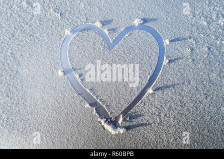 Herz in der Frost auf der Motorhaube des Autos gezeichnet Stockfoto