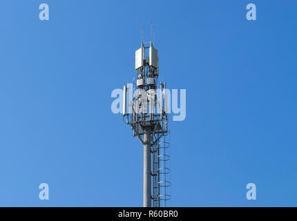 Der Turm der Turm mit Transponder. Kommunikation technologisch Stockfoto