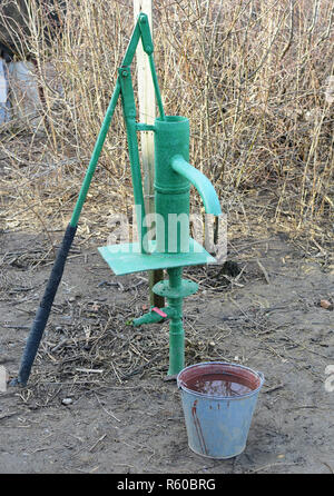 Handpumpe, die zu einem bohrbrunnen. Stockfoto