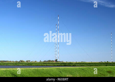 Antenne Plattformen für die Übertragung von Funkwellen Stockfoto