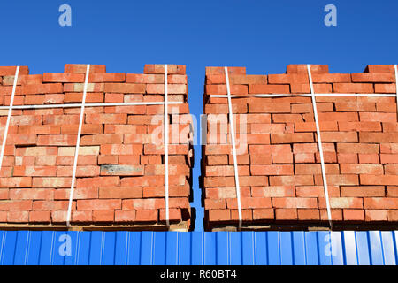 Rote Ziegelsteine in Würfel gestapelt. Lager Steine. Storage brickwo Stockfoto