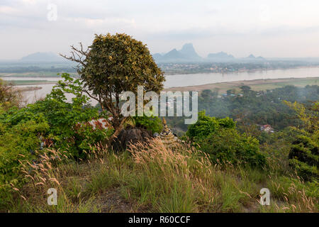Horizontale Bild von Hpan Pu-Berg, eine schöne Sehenswürdigkeiten in Hpa-An, Myanmar entfernt Stockfoto