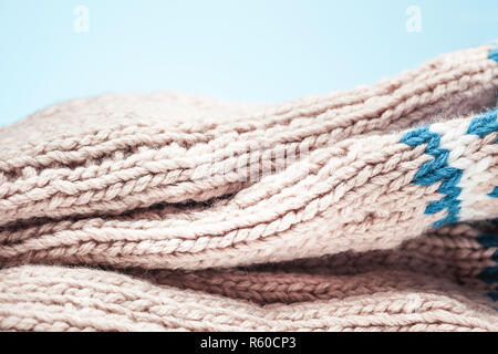 Große Falten auf der warmen Licht Schal stricken Stockfoto