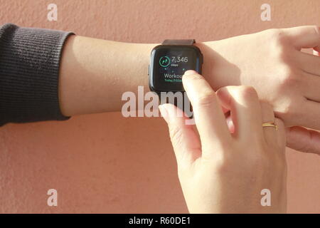 Frau mit smart Watch (fitbit) Stockfoto