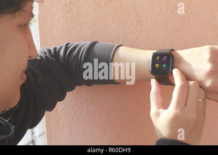 Frau mit smart Watch (fitbit) Stockfoto