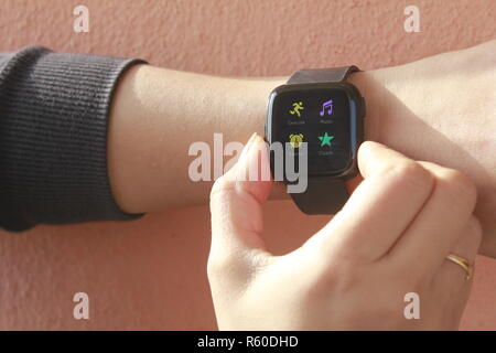 Frau mit smart Watch (fitbit) Stockfoto