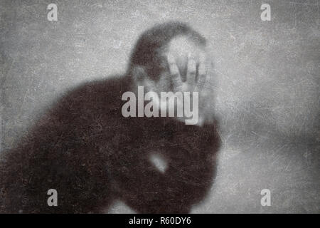 Depression. Gebrochener Mann hinter einem staubigen zerkratzt Glas. Stockfoto