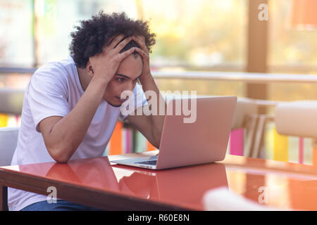 Bild der afrikanischen amerikanischen Geschäftsmann auf seinem Laptop arbeiten. Hübscher junger Mann an seinem Schreibtisch. Stockfoto