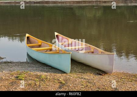 Kanus am Ufer Stockfoto