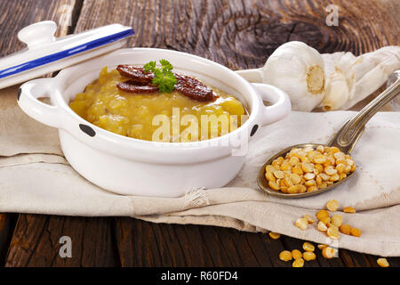 Linsensuppe auf hölzernen Tisch Stockfoto