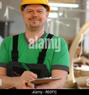Porträt der jungen attraktiven Mann in Arbeit Stockfoto