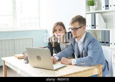 Business, arbeiten im Team und die Menschen Konzept - Frau und Mann diskutieren über ihr Projekt gemeinsam im Büro Stockfoto