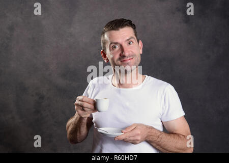 Dunkelhaarige Mann trinken espresso Stockfoto