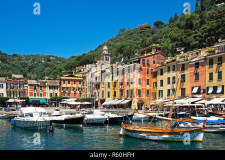Boote bunte Hafen, Portofino, Italienische Riviera, Genua Provinz, liguri, Italien. Stockfoto