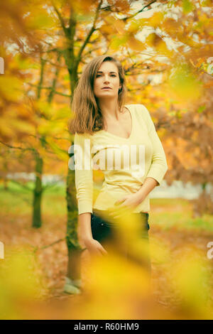 Attraktives Mädchen stellen im Herbst bunte Natur Stockfoto