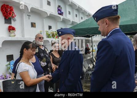 Führungskräfte von Andersen Air Force Base express Anteilnahme am Lt Colonel (Ret.) Chuck McManus' Beerdigung am Guam Veteran-kirchhof April 26, 2017, Piti, Guam. McManus wurde direkt mit Linebacker II beteiligt, und er war der stellvertretende Direktor der Pläne bei Andersen AFB. Linebacker II war eine intensive Bombardierung im Dezember 1972 von Präsident Richard Nixon die Nordvietnamesen zu überzeugen, der Pariser Friedensverhandlungen zurückzukehren. Die Kampagne 11 Tage dauerte, beliefen sich auf mehr als 700 Einsätze und mehr als 15.000 Tonnen Munition verwendet wurden Stockfoto