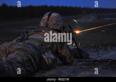 U.S. Army Reserve SPC. Wantae Seong, 760Th Engineer Company, 363 Techniker Bataillon, 411 Engineer Brigade, 412 Theater Ingenieur Befehl, engagiert sich ein Ziel mit einem Squad Automatic Weapon (SAW) während der Kombinierten besten Krieger Konkurrenz sah Nacht Qualifikation auf Joint Base Mc Guire-Dix - Lakehurst, N.J. April 26, 2017. Teilnehmer hoffentlich nehmen den Titel des Besten Noncommissioned Officer und der beste Soldat und bewegen Sie auf der 412 Theater Ingenieur Befehl, Theater 416th Engineer Befehl und 76th Division (Operationelle Antwort) an der USARC besten Krieger Konkurrenz darzustellen. Stockfoto