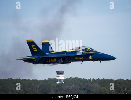 Maj. Alex Turner, Thunderbird 5, fliegt mit Cmdr. Frank Weisser, Blauer Engel 5, 27. April 2017, an der Naval Air Station Pensacola, Fla. Die Teams tauschten Ideen und best practices dienststellenübergreifende Beziehungen zu stärken. Ihre Aufgaben sind der Stolz, Präzision zu demonstrieren, und die Professionalität ihrer jeweiligen Service. Stockfoto