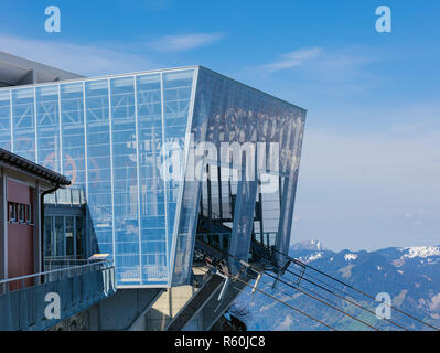 Mt. Stanserhorn, Schweiz - 7. Mai 2016: Station der Stanserhorn Cabrio Overhead Seilbahn oben auf dem Berg, Gipfel der Alpen in der Stockfoto