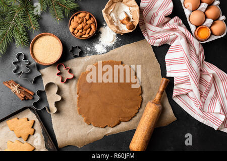 Lebkuchen Plätzchenteig. Weihnachten Winter Urlaub Backen. Kopieren Sie Platz für Text. Gerollt Plätzchenteig Stockfoto