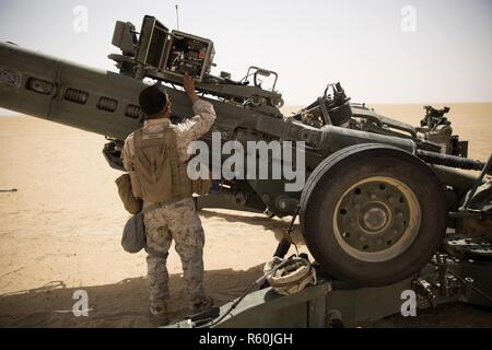 CAMP BUEHRING, Kuwait (23. April 2017) – U.S. Marine Lance Cpl. Eric Sabas von Chicago, Illinois, prüft ein Feld Wireman, Fox Batterie, 3. Bataillon, 6. Marine Regiment, 24. Marine Expeditionary Unit (MEU) zugewiesen die Kommunikation eine Haubitze M777 A2 vor dem Brennen auf eine indirekte Schießplatz außerhalb Camp Buehring, Kuwait 23. April 2017. Die Marines sind in Kuwait für eine Erhaltung Ausbildung Entwicklung.  Die 24. MEU ist derzeit im Einsatz mit der Bataan amphibische bereit Gruppe zur Unterstützung der Sicherheit im Seeverkehr Operationen, Verbündete und Partner zu beruhigen und die Freiheit bewahren Stockfoto