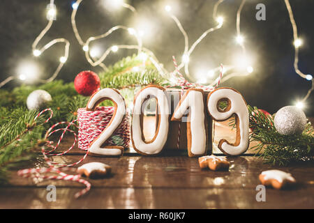 2019 Gruß von Cookies und Weihnachtsbeleuchtung. Weihnachten und neues Jahr Banner, Dekorationen, Grußkarte Stockfoto