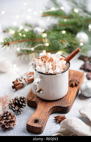 Weihnachten Heiße Schokolade in der Tasse. Heiße Schokolade mit Gewürzen und Marshmallows Stockfoto