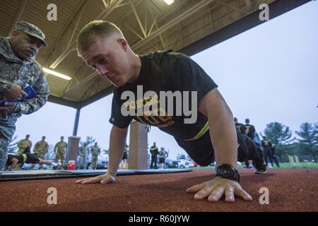 US Armee Sgt. Seth Eastman, New Hampshire Army National Guard, führt den Push-up-Teil der Armee körperliche Fitness-Test während der Region 1 Wettbewerb beste Krieger Wettbewerb am Joint Base McGuire-Dix-Lakehurst, New Jersey, 25. April 2017. Vierzehn Soldaten aus den sechs Neuengland-Staaten, New Jersey und New York konkurrieren in der dreitägigen Veranstaltung, 25-27 April 2017, welche Features Ereignisse zeitgesteuerte, einschließlich Häuserkampf Simulationen, ein Ruck der 12-Meilen-Marsch, Land-Navigation und der Armee körperliche Fitness-Test. Die beiden Gewinner fährt fort, in der 2017 Army National Guard besten Krieger antreten Stockfoto