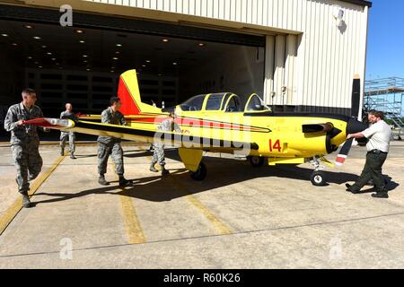 Mitglieder aus dem 4 Equipment Maintenance Squadron Korrosionsschutz shop Guide ein frisch lackiert North Carolina Forest Service T-34C Turbo Mentor Flugzeuge aus dem 4. Equipment Maintenance Squadron Korrosionsschutz shop, 26. April 2017, bei Seymour Johnson Air Force Base, North Carolina. Das Flugzeug ist als der Leitung Flugzeug über Brände zu Guide so, dass die Tanker suppressant auf dem Feuer sinken können. Stockfoto