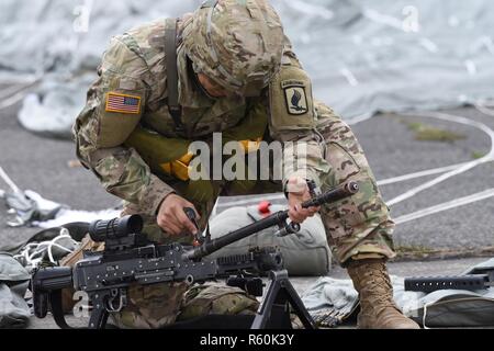 Ein Sky-Soldat aus C Company, 2. Bataillon, 503. Infanterieregiment 173rd Airborne Brigade versammelt seine Ausrüstung und verstaut seinen Fallschirm bei einem gemeinsamen Luft Betrieb und Flugplatz Anfall mit der Armee der Tschechischen Republik während des Trainings einen gemeinsamen Bereich als Teil der Übung Saber Junction 17 in Mimon, Tschechien 17. April 2017. Übung Saber Junction demonstriert die Fähigkeit der 173rd Airborne Brigade zu schnell bewegen und montieren ihre Kräfte in Zusammenarbeit mit NATO-Verbündeten, kritische Ressourcen, die es ermöglicht sichere folgende entscheidende Ausrüstung Land Luft zwingt. Stockfoto