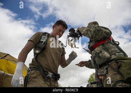 PFC. Sebastian Arviso, ein Soldat der US-Armee mit dem 51. biologische radiologische nuklearen Chemieunternehmen, Fort Stewart, Georgia, ist nach einer Fortbildungsveranstaltung der Dekontamination während Guardian Antwort 17 an der Muscatatuck Urban Training Center, Indiana, 27. April 2017 entlarvt. Wächter reagiert, als Teil der lebendigen Antwort einer Mehrkomponenten Übung führen Sie von der US Army Reserve ausgelegt, fast 4.000 Soldat innen in Verteidigung Unterstützung der zivilen Behörden (DCSA) im Katastrophenfall chemische, biologische, radiologische und nukleare (CBRN) zu validieren. Das diesjährige Übung si Stockfoto