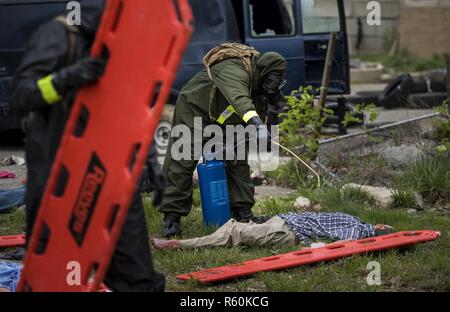 Ein Soldat der US-Armee mit dem 51. biologische radiologische nuklearen Chemieunternehmen, Fort Stewart, Georgia, dekontaminiert eine Schaufensterpuppe im Guardian Antwort 17 an der Muscatatuck Urban Training Center, Indiana, 27. April 2017. Wächter reagiert, als Teil der lebendigen Antwort einer Mehrkomponenten Übung führen Sie von der US Army Reserve ausgelegt, fast 4.000 Soldat innen in Verteidigung Unterstützung der zivilen Behörden (DCSA) im Katastrophenfall chemische, biologische, radiologische und nukleare (CBRN) zu validieren. Das diesjährige Übung simuliert eine improvisierte Atombombe explosion Stockfoto