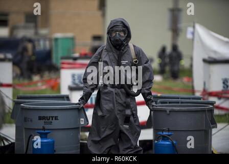 Ein Soldat der US-Armee mit dem 51. biologische radiologische nuklearen Chemieunternehmen, Fort Stewart, Georgia, steht Uhr auf der Wiese Dekontamination bei Guardian Antwort 17 an der Muscatatuck Urban Training Center, Indiana, 27. April 2017. Wächter reagiert, als Teil der lebendigen Antwort einer Mehrkomponenten Übung führen Sie von der US Army Reserve ausgelegt, fast 4.000 Soldat innen in Verteidigung Unterstützung der zivilen Behörden (DCSA) im Katastrophenfall chemische, biologische, radiologische und nukleare (CBRN) zu validieren. Das diesjährige Übung simuliert eine improvisierte nuklearen Stockfoto