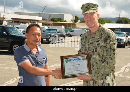 (26. April 2017) Marine Engineering (Befehl NAVFAC) Hawaii Kommandierender Offizier Richard Hayes III präsentiert Elektriker Eduardo Lim mit dem Befehl und dem Geschäftsjahr 2016 Sicherheit Star einzelnen Excellence Award an seiner jährlichen Preisverleihung am 26. April. Stockfoto