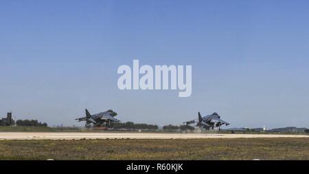 Us Marine Corp AV-8B Harrier mit Marine Attack Squadron (VMA) 311 aus während der Übung MAX DONNER 17 bei Kunsan Air Base, die Republik Korea, 27. April 2017 übernehmen. In Max Thunder, USA und ROK-Luftstreitkräfte konsequent Zug zusammen rund-um-die-Uhr der Republik Korea zu verteidigen bereit zu sein. Die Interoperabilität und Vertrauen zwischen den Verbündeten in der Ausbildung entwickelt ist kritisch, USA und Südkorea zu gewährleisten sind für jede Herausforderung gerüstet. Stockfoto