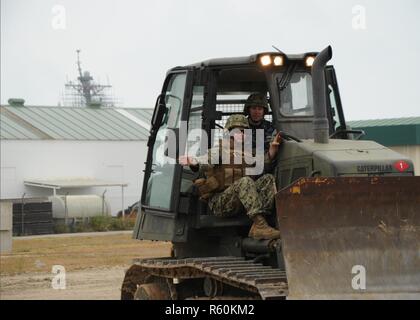 NAVAL STATION Rota, Spanien (25. April 2017) Anlagen betreiber Constructionman Calan Derue, Newark, New York, zu Naval Mobile Konstruktion Bataillon 1 zugewiesen, leitet 6. US-Flotte Command Master Chief Richard S. O'Rawe, auf den ordnungsgemäßen Betrieb der Bulldozer an Bord Naval Station Rota, Spanien, am 25. April 2017. 6. US-Flotte mit Sitz in Neapel, Italien, führt das gesamte Spektrum von Gelenk- und Naval operations, oft im Konzert mit Alliierten, Gelenk- und interagency Partnern, um US-amerikanischen nationalen Interessen und die Sicherheit und Stabilität in Europa und Afrika. Stockfoto