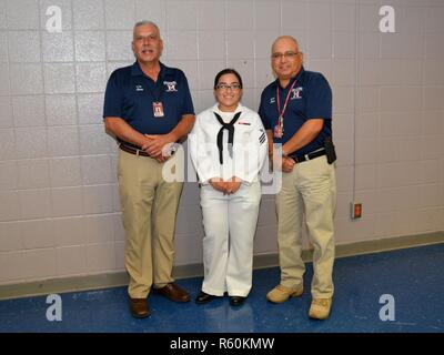 SAN ANTONIO – (25. April 2017) Memorial High School Alumna, Information Systems Techniker Seemann Samantha Rodriguez, zugewiesene Navy Recruiting Station Ingram, steht mit pensionierten Armee Oberstleutnant Roberto Luna, Junior Reserve Officers Training Corps senior Instructor und pensionierte Armee Sgt. 1. Klasse Johnny Soto, Lehrer, während der Aufführung der "Zerstörer" Marine Band südwestlich von San Diego.  Rodriguez ist Navy Recruiting District San Antonio durch die Rekrutierung Assistance Program unterstützt.  Die "Zerstörer", mit Seglern aus Navy Recruiting District San Antonio und Crew Stockfoto