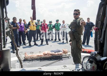 CHANGI NAVAL BASE, Singapur (27. April 2017) Naval Air Crewman (Hubschrauber) 2. Klasse Jeffery Marr, zu Hubschrauber Meer Combat Squadron 23 zugeordnet, führt an Bord aviation Rescue Training während einer schnellen Kreuzfahrt an Bord Littoral Combat Ship USS Coronado (LCS 4). Coronado ist ein Drehungsfehler Bereitstellung in USA 7 Flotte Verantwortungsbereich und Patrouillen der Region littorals und der Rumpf-zu-Rumpf mit Partner seestreitkräfte 7 Flotte mit der flexiblen Möglichkeiten es jetzt und in Zukunft gerecht zu werden. Stockfoto