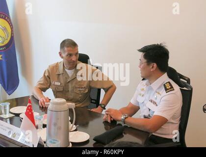 CHANGI NAVAL BASE, Singapur (11. April 2017) hinten Adm. Richard A. Correll, Commander, U-Boot Gruppe 7 (CSG-7), spricht mit Oberst David Foo, Commander, Submarine Squadron 171, während einer jährlichen Partnerprogramm treffen. CSG-7 und der Republik Singapur Marine hielt die Diskussion um die bereits engen Beziehungen zwischen den beiden Marinen weiter zu stärken. Stockfoto