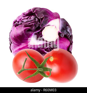 Isolierte Gemüse. Frischen Rotkohl und Tomaten auf weißem Hintergrund mit Freistellungspfad isoliert Stockfoto