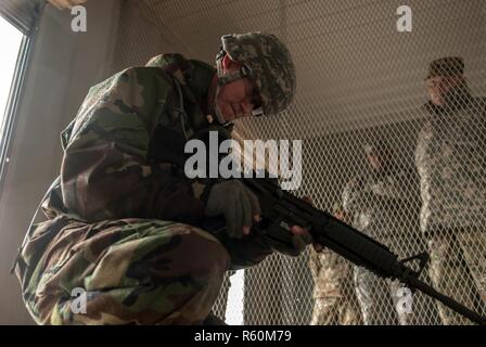 Spc. Wantae Seong, 760Th Engineer Company, 411 Engineer Brigade, führt eine Funktionen überprüfen Der M4 Karabiner am 2017 kombiniert die besten Krieger Wettbewerb, Joint Base Mc Guire-Dix - Lakehurst, New Jersey, 25. April 2017. Die besten Krieger der Wettbewerb wird entscheiden, welche Soldaten Soldaten und noncommissioned Officer wird der 412 Theater Ingenieur Befehl, 416Th Engineer Befehl und 76 Operationelle Antwort Befehl an die United States Army Reserve Command besten Krieger Wettbewerb in Fort Bragg, North Carolina im Juni vertreten Stockfoto