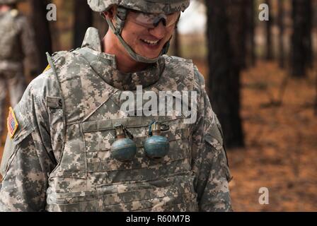 Spc. Wantae Seong der 760th Engineer Company, 411 Engineer Brigade, hält sie für einen Augenblick die 2017 kombiniert die besten Krieger Wettbewerb, Joint Base Mc Guire-Dix - Lakehurst, 27. April 2017. Die besten Krieger der Wettbewerb wird entscheiden, welche Soldaten Soldaten und noncommissioned Officer wird der 412 Theater Ingenieur Befehl, 416Th Engineer Befehl und 76 Operationelle Antwort Befehl an die United States Army Reserve Command besten Krieger Wettbewerb in Fort Bragg, North Carolina im Juni vertreten Stockfoto