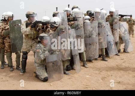 Us-Soldaten, die die 805th Military Police Company aus Cary, NC und Marines mit Alpha 3. Marine Flotte Antiterrorism Security Team in Crowd control Training mit Royal marokkanischen Streitkräften während der Übung afrikanischer Löwe 23. April teilnehmen, in Tifnit, Marokko. Während der Ausbildung US-Militär gemeinsam genutzten Trainingsgeräten mit marokkanischen Soldaten. Afrikanischer Löwe wird jährlich festgelegt, kombinierte multilaterale Übung entwickelt, die Interoperabilität und gegenseitige Verständnis für die Taktiken der jede Nation, Techniken und Verfahren zu verbessern. Stockfoto