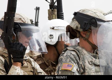 Us-Soldaten, die die 805th Military Police Company aus Cary N.C. und Marines mit Alpha 3. Marine Flotte Antiterrorism Security Team in Crowd control Training mit Royal marokkanischen Streitkräften während der Übung afrikanischer Löwe 23. April teilnehmen, in Tifnit, Marokko. Während der Ausbildung US-Militär gemeinsam genutzten Trainingsgeräten mit marokkanischen Soldaten. Afrikanischer Löwe ist eine jährlich geplant, kombinierte multilaterale Übung entwickelt, die Interoperabilität und gegenseitige Verständnis für die Taktiken der jede Nation, Techniken und Verfahren zu verbessern. Stockfoto