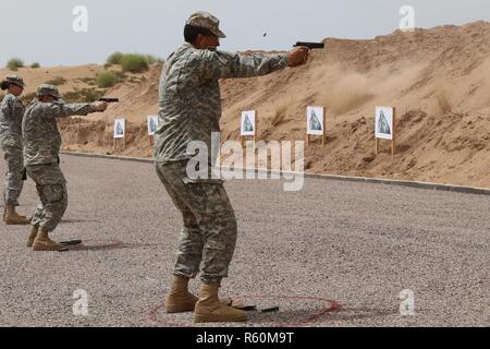 Soldaten, die die 805th Military Police Company komplette Waffen Training während der Übung afrikanischer Löwe am 22. April in Tifnit, Marokko. Übung African Lion ist eine jährlich geplant, kombinierte multilaterale Übung entwickelt, die Interoperabilität und gegenseitige Verständnis für die Taktiken der jede Nation, Techniken und Verfahren zu verbessern. Stockfoto