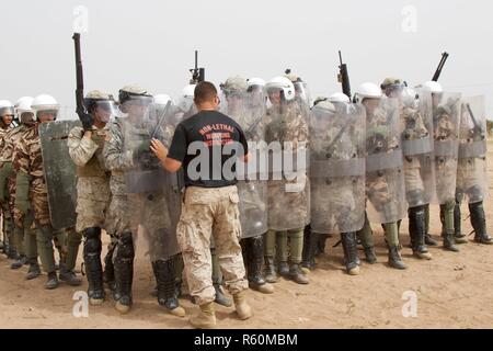 Sgt. Brian Fayman, eine nicht-tödliche Waffen Lehrer mit Reserve Military Police Company Bravo aus Pittsburgh P.A. bietet Anleitungen für US-Soldaten die 805th Military Police Company aus Cary en und Marines mit Alpha 3rd Marine Flotte Bekämpfung des Terrorismus-Sicherheits-Team, wie sie sich beteiligen in drängen-Kontroll-Training mit königlichen marokkanischen Streitkräfte während der Übung afrikanischen Löwen 17 April 23 , am Tifnit, Marokko. Übung African Lion ist eine jährlich geplanten, kombinierte multilateralen Übung zur Verbesserung der Interoperabilität und der gegenseitigen Verständnis für jede Nation Taktiken, Techniken eine Stockfoto