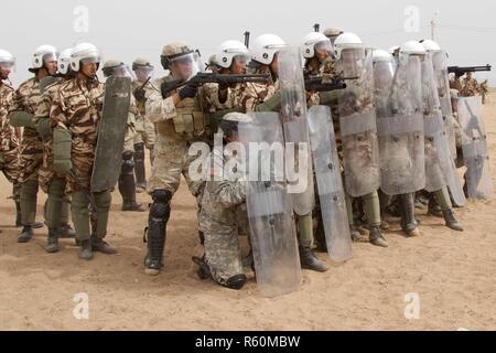 Us-Soldaten, die die 805th Military Police Company aus Cary, NC und Marines mit Alpha 3. Marine Flotte Antiterrorism Security Team in Crowd control Training mit Royal marokkanischen Streitkräften während der Übung afrikanischer Löwe 17. April 23 teilnehmen, in Tifnit, Marokko. Übung African Lion ist eine jährlich geplant, kombinierte multilaterale Übung entwickelt, die Interoperabilität und gegenseitige Verständnis für die Taktiken der jede Nation, Techniken und Verfahren zu verbessern. Stockfoto