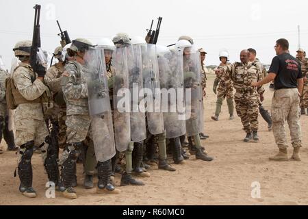 Sgt. Brian Fayman, eine nicht-tödliche Waffen Lehrer mit Reserve Military Police Company Bravo aus Pittsburgh P.A. bietet Anleitungen für US-Soldaten die 805th Military Police Company aus Cary en und Marines mit Alpha 3rd Marine Flotte Bekämpfung des Terrorismus-Sicherheits-Team, wie sie sich beteiligen in drängen-Kontroll-Training mit königlichen marokkanischen Streitkräfte während der Übung afrikanischen Löwen 17 April 23 , am Tifnit, Marokko. Übung African Lion ist eine jährlich geplanten, kombinierte multilateralen Übung zur Verbesserung der Interoperabilität und der gegenseitigen Verständnis für jede Nation Taktiken, Techniken eine Stockfoto