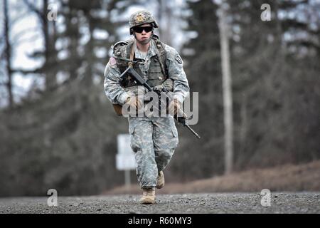 Ein Soldat Comanche Unternehmen, 1.BATAILLON, 501 Fallschirm Infanterie Regiment, 4 Infantry Brigade Combat Team (Airborne), 25 Infanterie Division, U.S. Army Alaska zugewiesen, führt eine 12-Mile taktische Fuß März auf gemeinsame Basis Elmendorf-Richardson, Alaska, 27. April 2017. Fuß marschiert sind, die Bewegung der Truppen und Ausrüstung, vor allem zu Fuß, mit begrenzter Unterstützung von Fahrzeugen. Sie sind durch Kampf Bereitschaft, einfache Steuerung, Anpassungsfähigkeit an Terrain geprägt, langsame Bewegung und höheren Personal Ermüdung. Stockfoto