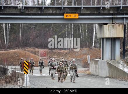 Soldaten zu Comanche Unternehmen, 1.BATAILLON, 501 Fallschirm Infanterie Regiment, 4 Infantry Brigade Combat Team (Airborne), 25 Infanterie Division, U.S. Army Alaska zugeordnet, Ausführen von 12-Meile taktische Fuß März auf gemeinsame Basis Elmendorf-Richardson, Alaska, 27. April 2017. Fuß marschiert sind, die Bewegung der Truppen und Ausrüstung, vor allem zu Fuß, mit begrenzter Unterstützung von Fahrzeugen. Sie sind durch Kampf Bereitschaft, einfache Steuerung, Anpassungsfähigkeit an Terrain geprägt, langsame Bewegung und höheren Personal Ermüdung. Stockfoto